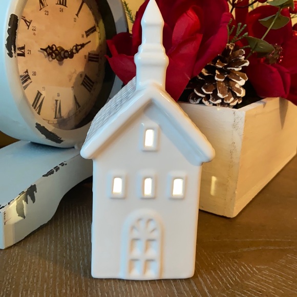 Last 1❗️Lighted Christmas Holiday White Ceramic Village Church - Picture 6 of 10